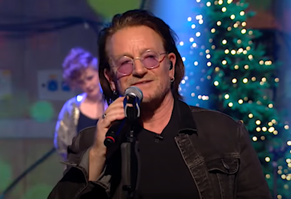 U2, Bono e The Edge tornano sul palco suonando Christmas (Baby Please Come Home). Guarda il video