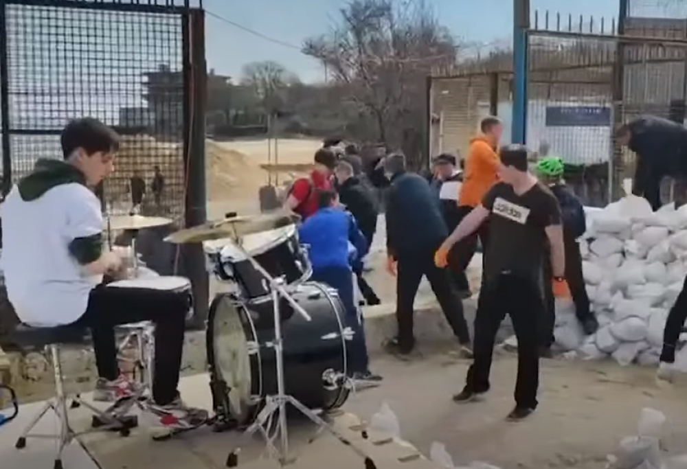 Ucraina: a Odessa ragazzo suona It's My Life dei Bon Jovi mentre viene fortificata la spiaggia. Guarda il video