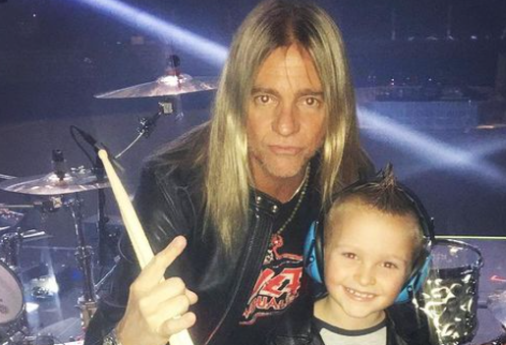 Evanescence, bambino di 8 anni sale sul palco e suona la batteria con Amy Lee e la band! Guarda il video