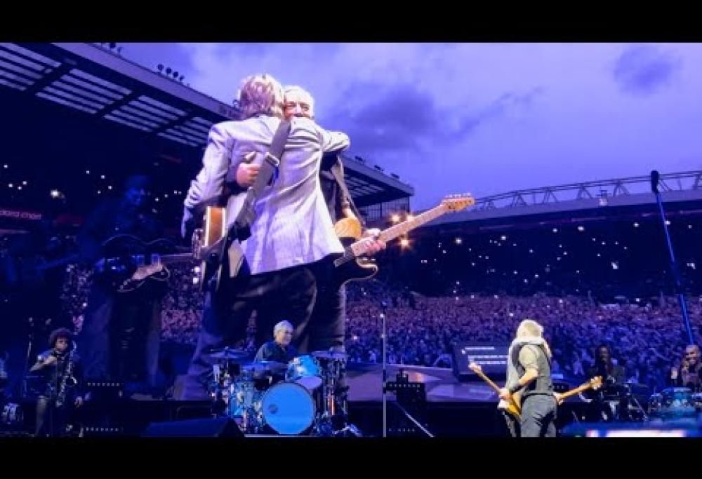 Bruce Springsteen, Paul McCartney sale a sorpresa sul palco durante il concerto a Liverpool. Guarda il video