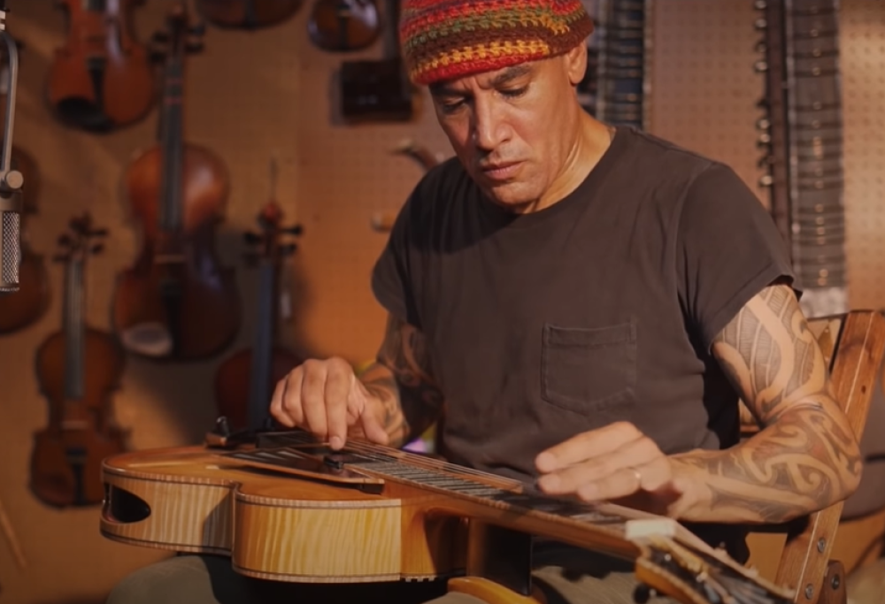 Ben Harper ha eseguito integralmente il nuovo album strumentale "Winter Is For Lovers". Guarda il video