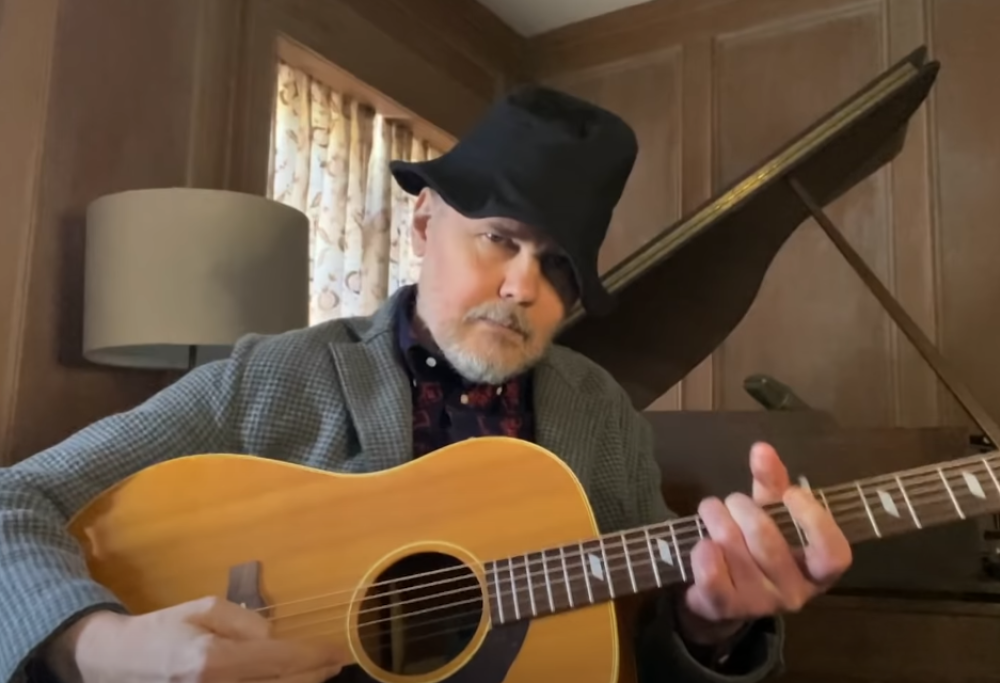 Coronavirus, la performance acustica di Billy Corgan in quarantena da casa. Guarda il video