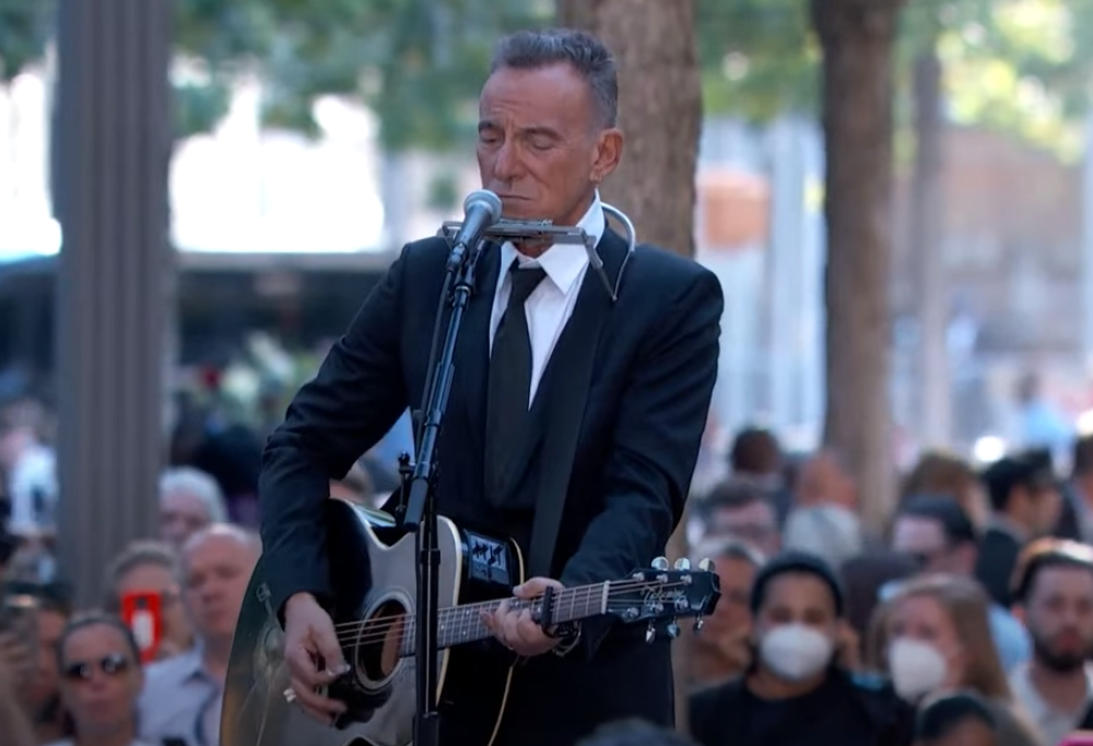 Bruce Springsteen ha suonato a sorpresa a Ground Zero in memoria delle vittime dell'11 settembre. Guarda il video