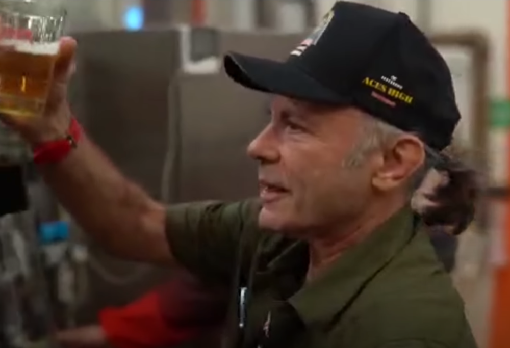 Iron Maiden, Bruce Dickinson in visita alla fabbrica della birra e festeggia le prime 30 milioni di Trooper. Guarda il video