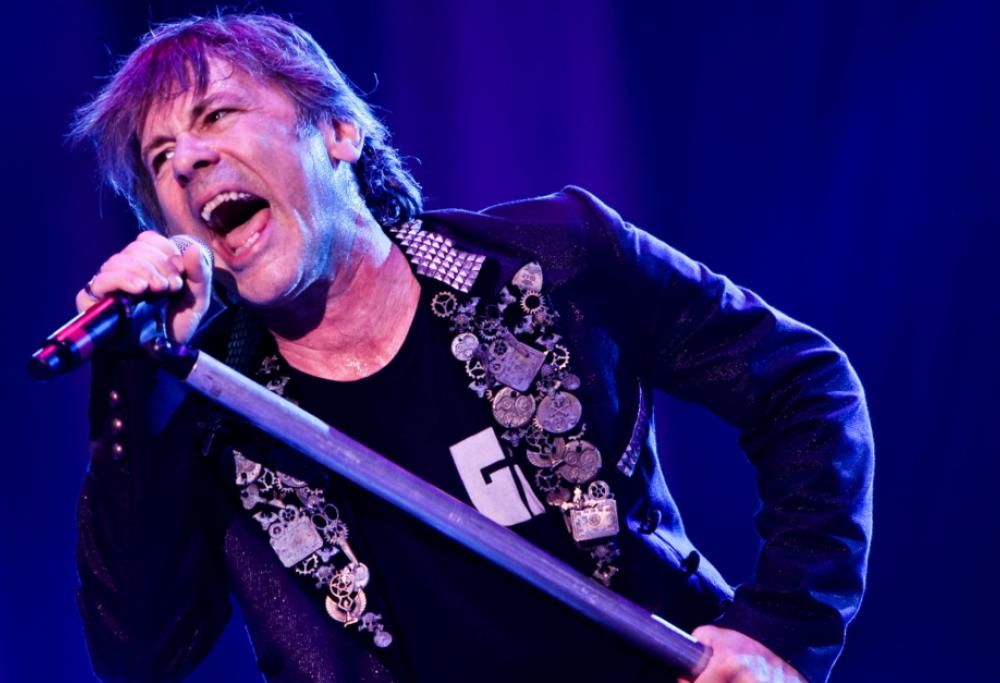 Iron Maiden, Bruce Dickinson se la prende con dei fan per aver fumato marijuana durante il concerto. Guarda il video