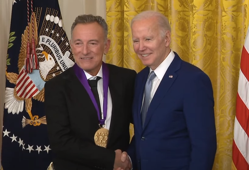 Bruce Springsteen ha ricevuto la National Medal of Arts dal presidente americano Joe Biden