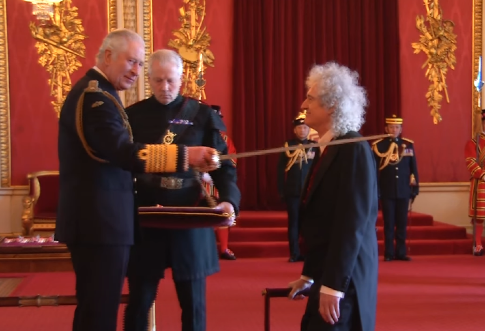 Queen, Re Carlo III nomina cavaliere Brian May a Buckingham Palace. Guarda il video e le foto più belle della cerimonia