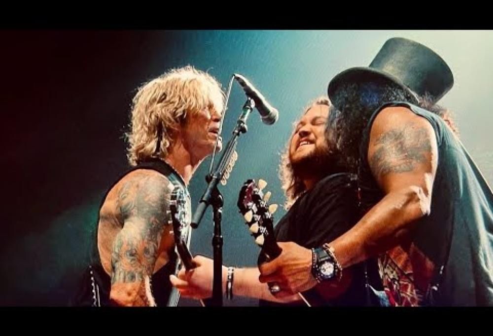 Guns N' Roses, Wolfgang Van Halen sale sul palco con la band per suonare Paradise City. Guarda il video
