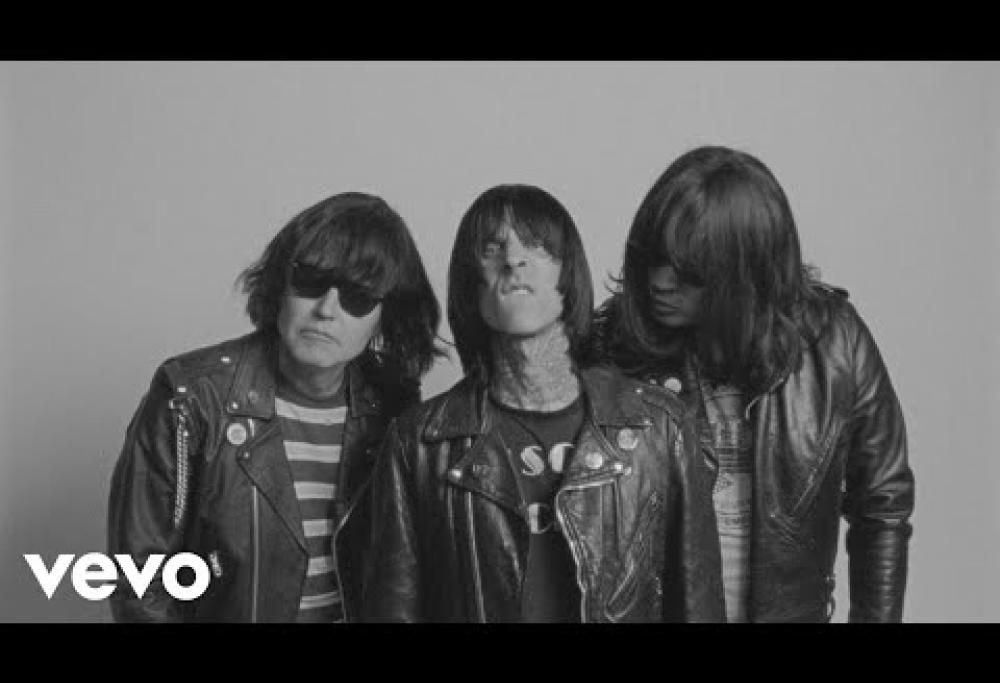 Blink-182, pubblicato il nuovo inedito "Dance With Me": il video è un grande omaggio alla storia dei Ramones. Guardalo qui