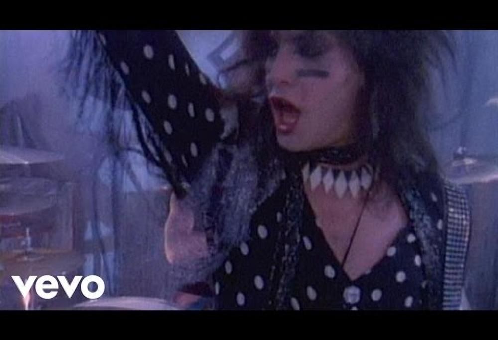 Mötley Crüe - Smokin In The Boys Room