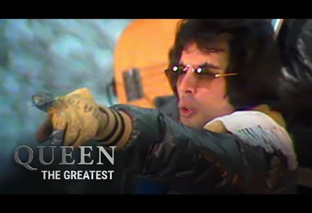 La storia dell'assolo di We Will Rock You nella nuova puntata della serie dei Queen The Greatest. Guardala QUI