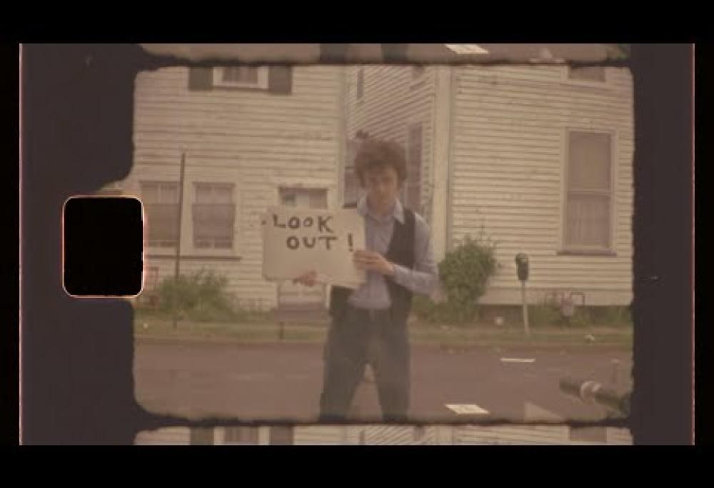 Timotheé Chalamet è Bob Dylan nella versione di Subterranean Homesick Blues dal biopic "A Complete Unknown". Guarda il video