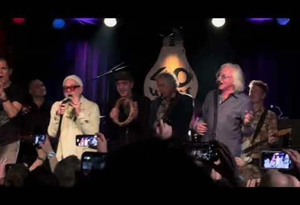 R.E.M., reunion a sorpresa con la formazione originale in un club di Athens. Guarda i video