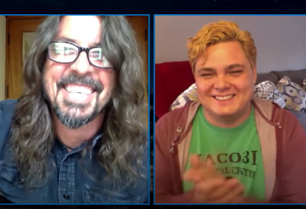 Coronavirus, Dave Grohl suona a sorpresa in streaming per un infermiere colpito dall'infezione. Guarda il video