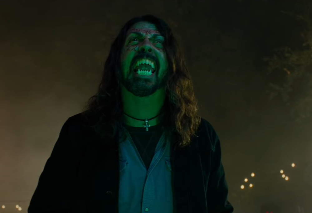 Foo Fighters, il trailer ufficiale di Studio 666: da Dave Grohl "posseduto" al ruolo di Kerry King degli Slayer. Guardalo qui