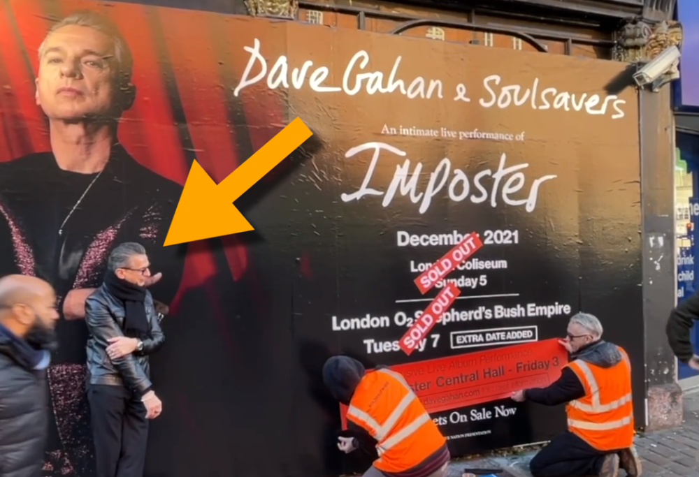 Dave Gahan in versione "umarell" supervisiona l'affissione dei suoi poster a Londra. Guarda il video