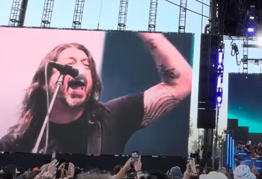 Dave Grohl si è esibito a sorpresa sul palco del Coachella con la Los Angeles Philharmonic Orchestra. Guarda qui il video di Everlong