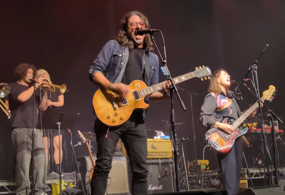 Dave Grohl si è esibito a sorpresa a Londra sul palco con Kim Deal per una cover dei Pixies. Guarda il video