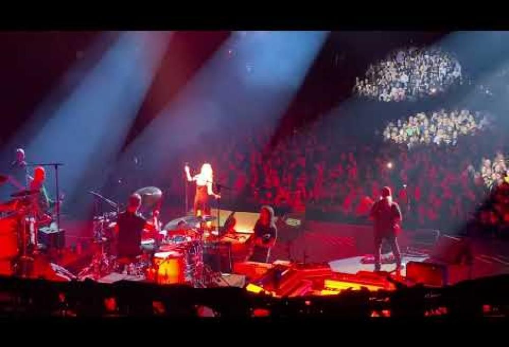 Taylor Hawkins, il supergruppo con i membri di Soundgarden e Nirvana sul palco durante il tribute concert. Guarda il video