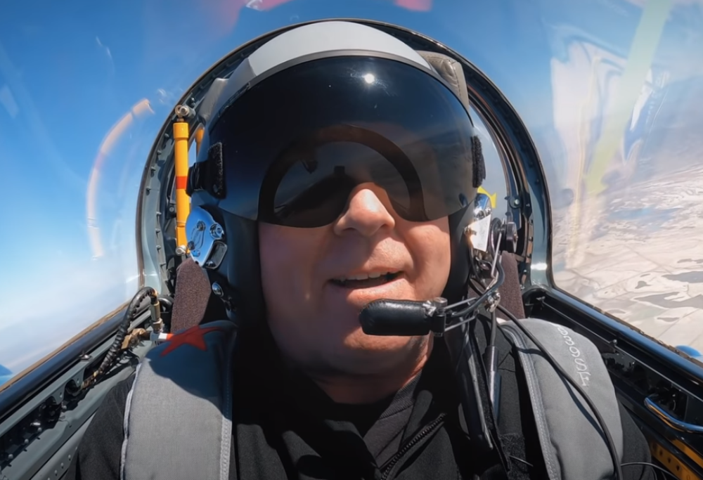 The Offspring, Dexter Holland come Top Gun: insegna a pilotare un jet russo per la rubrica "Come si fa". Guarda il video