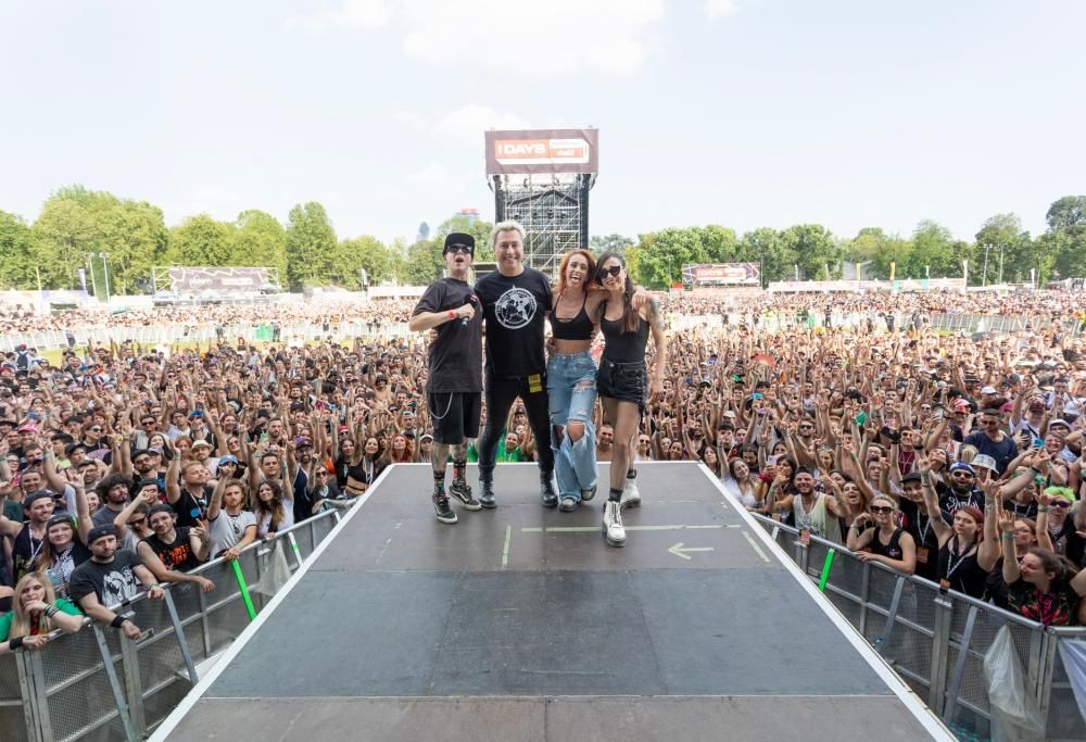 I-Days Milano: le foto del Dj-Set sul palco dei Sum 41 + Avril Lavigne