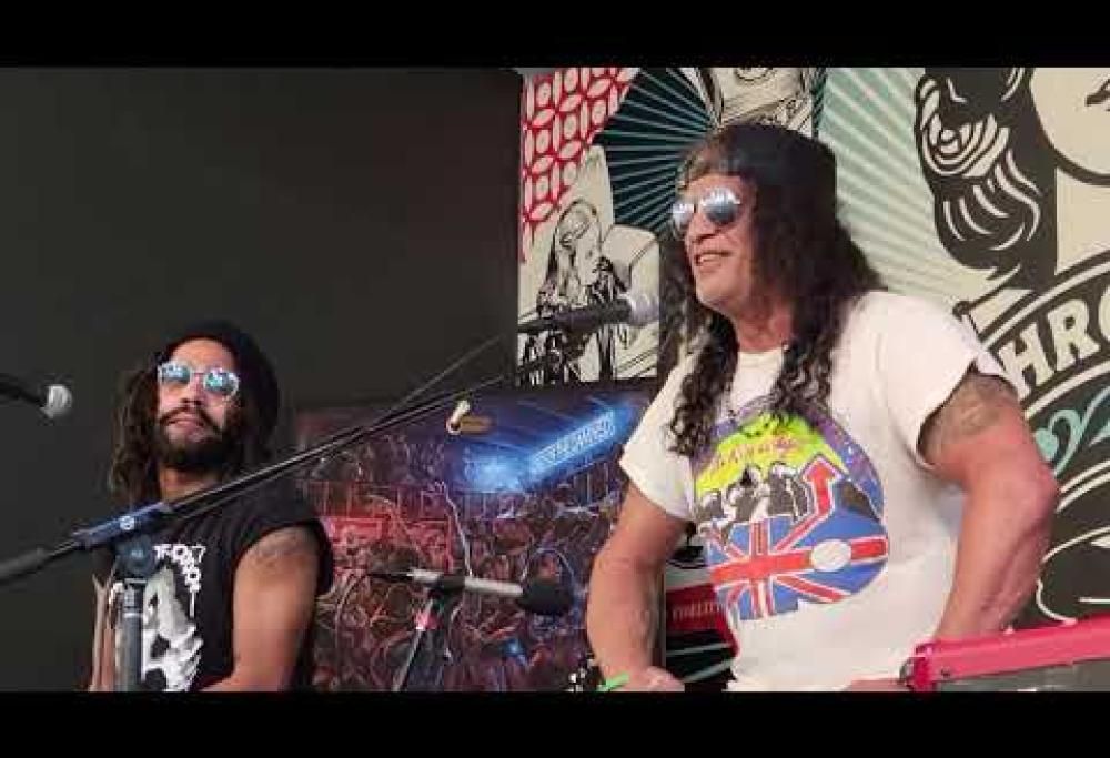 Slash, concerto blues a sorpresa in versione acustica da Amoeba Music a Los Angeles. Guarda il video