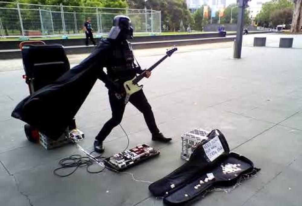 Star Wars: Darth Vader suona i Rage Against The Machine per raccogliere fondi e ricostruire la Morte Nera! Guarda il video