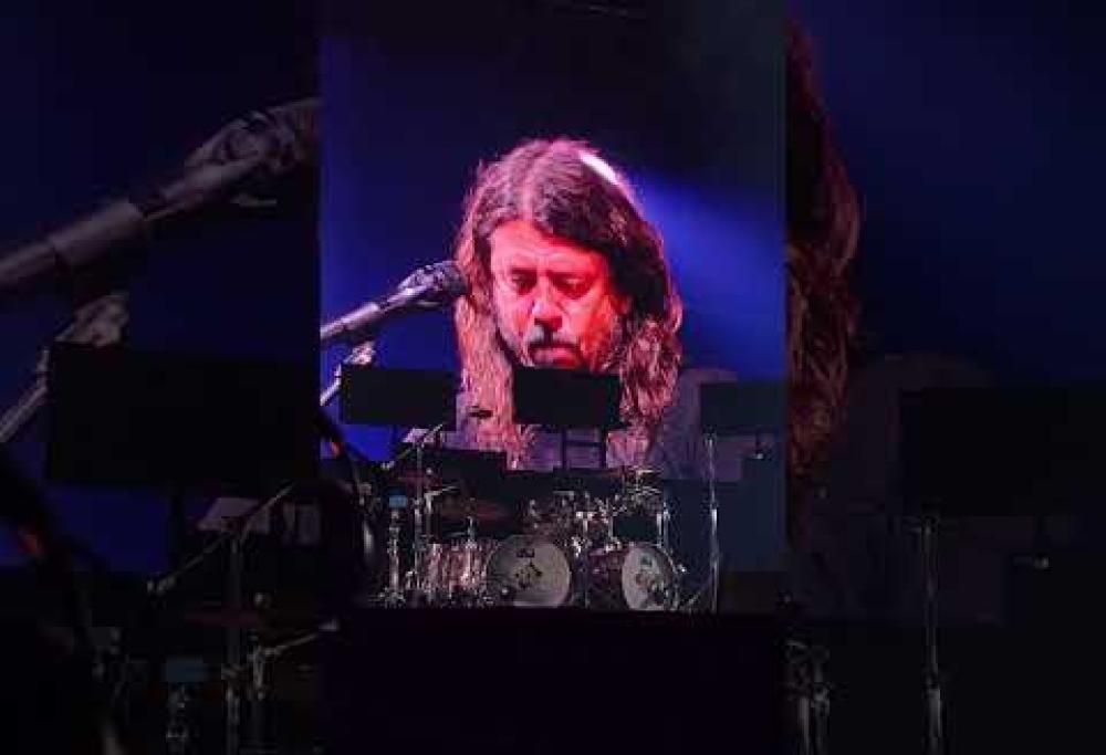 Foo Fighters, il commovente omaggio di Dave Grohl per Taylor Hawkins durante il primo concerto. Guarda il video