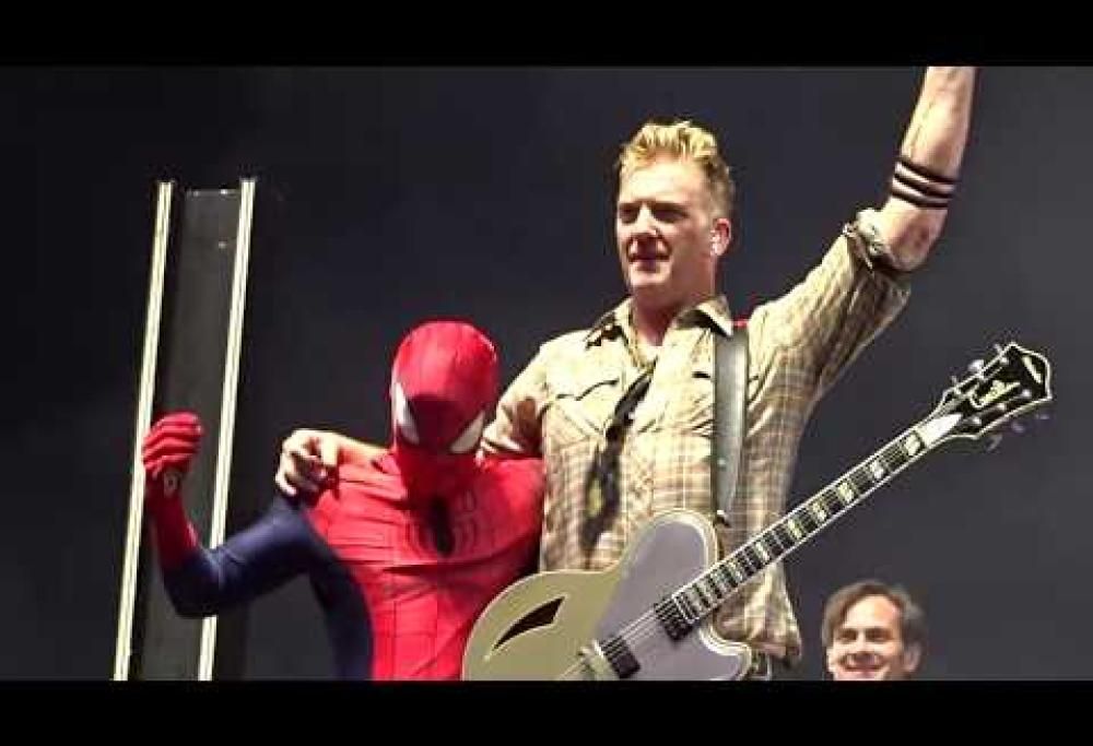 Queens Of The Stone Age: Josh Homme invita Spiderman sul palco! Guarda il divertentissimo video