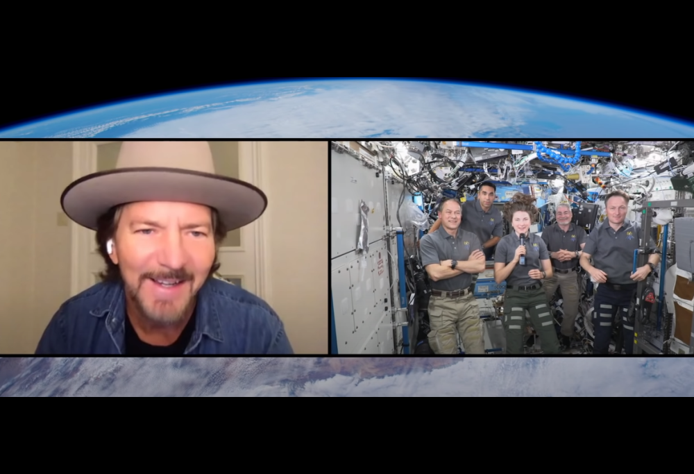 Pearl Jam, Eddie Vedder ha intervistato gli astronauti della Stazione Spaziale Internazionale. Guarda il video