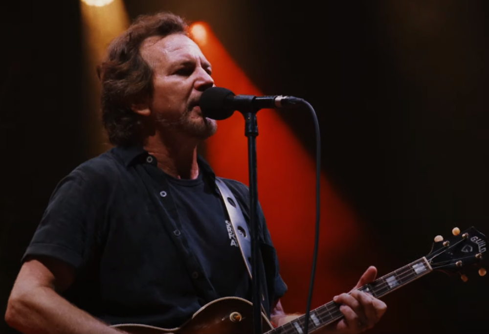 Eddie Vedder ha pubblicato il video ufficiale di Long Way registrato dal vivo: sul palco anche Chad Smith e Josh Klinghoffer