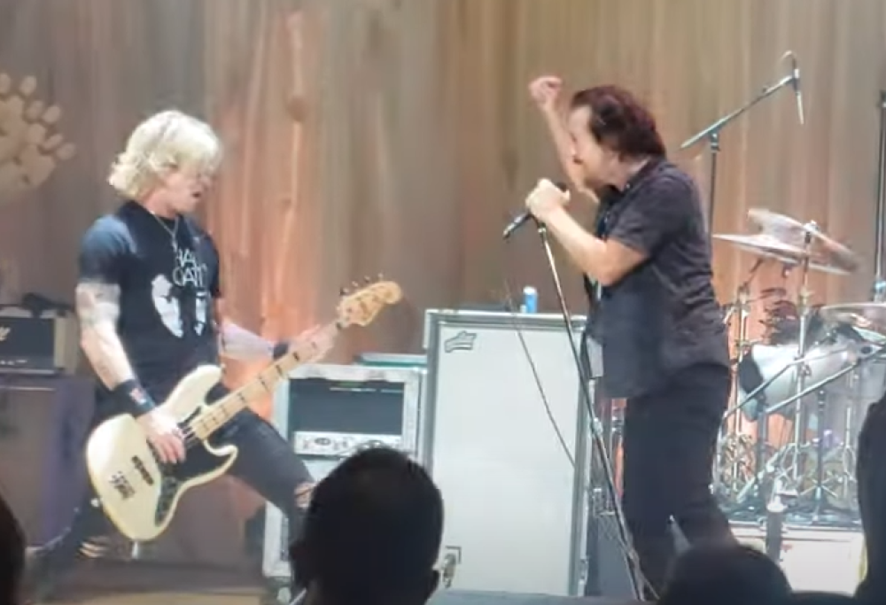 Eddie Vedder, Duff McKagan lo raggiunge a sorpresa sul palco per una cover dei The Pretenders. Guarda il video