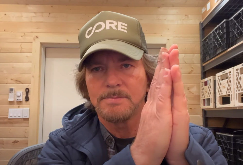 Pearl Jam, il potente messaggio di Eddie Vedder per aiutare i rifugiati ucraini. Guardalo qui