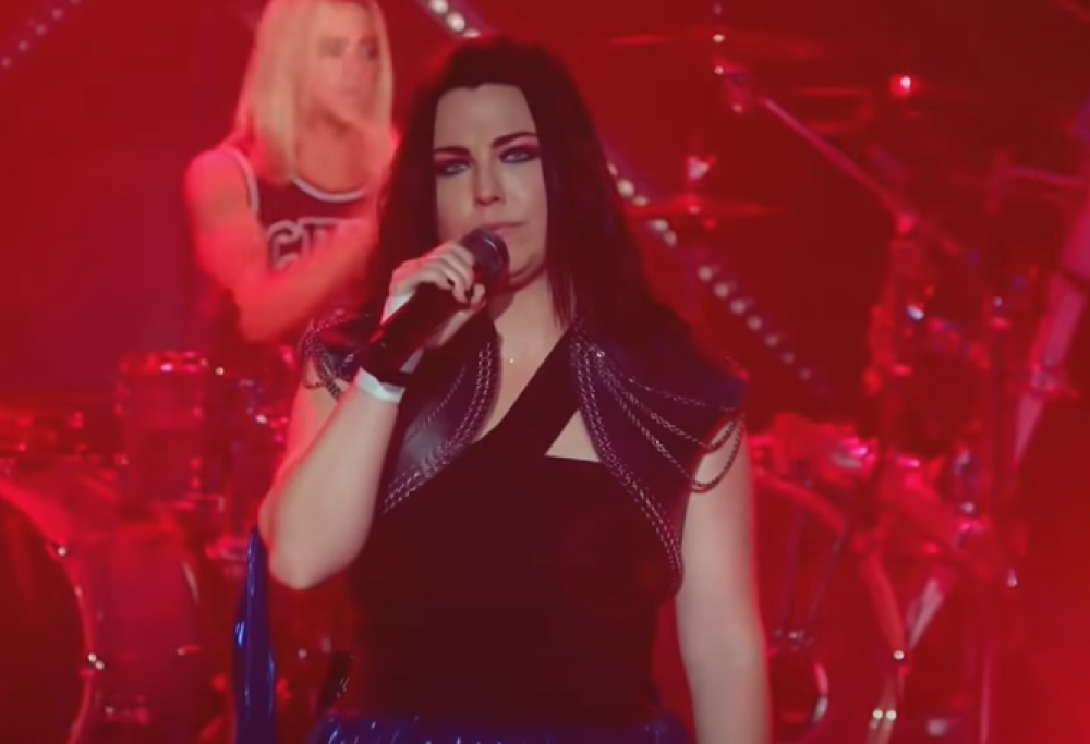 Gli Evanescence tornano a suonare dal vivo in presenza su un palco. Guarda l'esibizione di Better Without You
