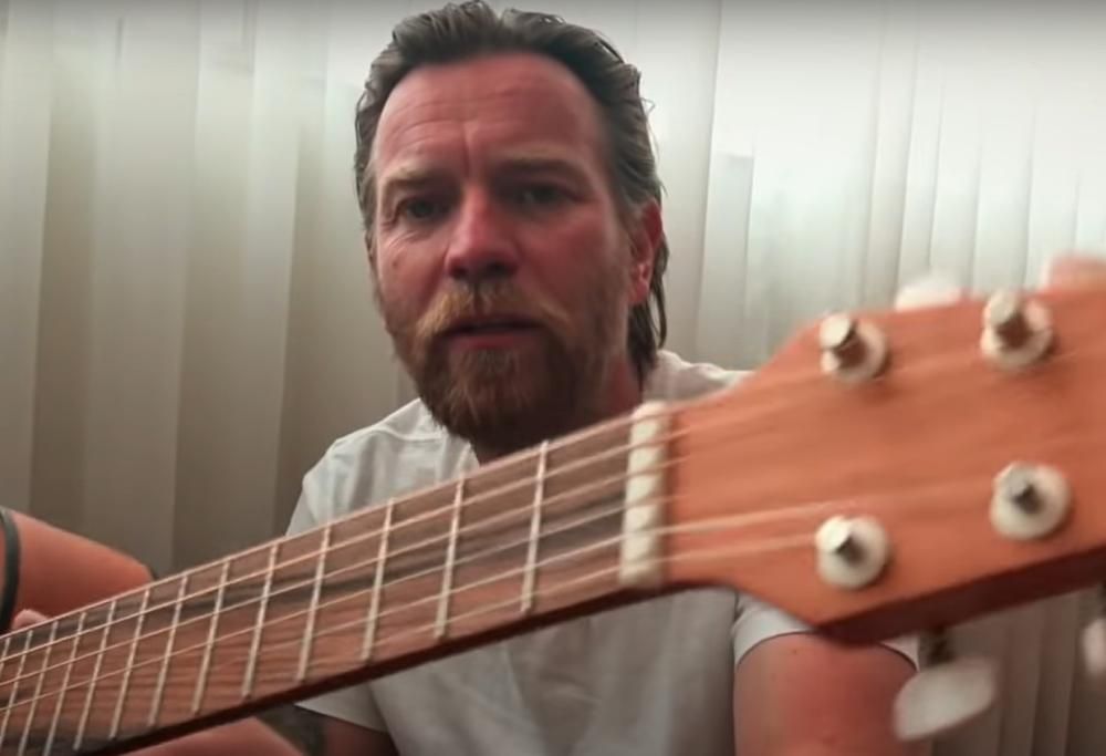 Ewan McGregor reinterpreta Endlessly dei Muse durante una tappa del suo viaggio in moto dall'Argentina a Los Angeles
