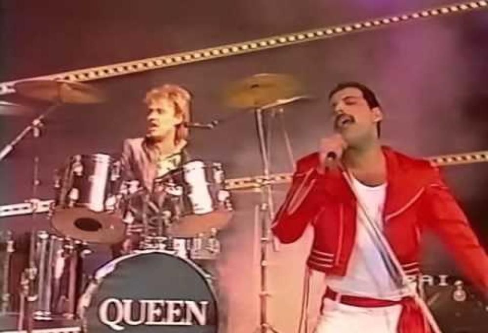 Queen: Radio Ga Ga sul palco del Festival di Sanremo (3 febbraio 1984)