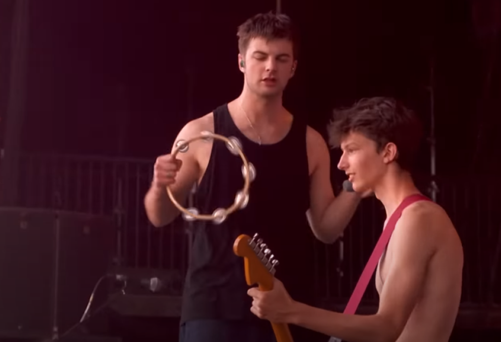 I Fontaines D.C. invitano un giovane fan sul palco del Reading Festival per fargli suonare la chitarra. Guarda il video