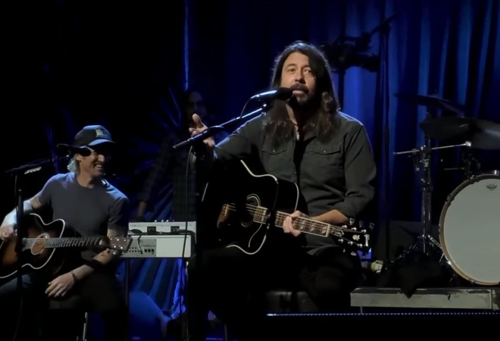 I Foo Fighters hanno suonato un concerto acustico in streaming per aiutare i piccoli locali colpiti dalla pandemia. Guardalo qui
