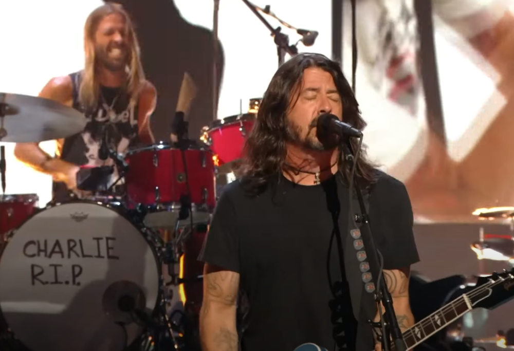 I Foo Fighters hanno suonato un medley ai VMA's (con un omaggio a Charlie Watts). Guarda il video