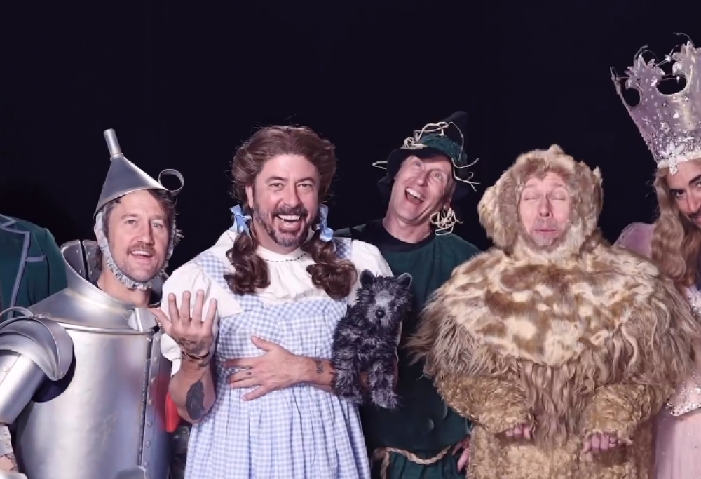 I Foo Fighters tornano al Saturday Night Live: guarda gli sketch con Dave Grohl (e il loro travestimento per Halloween)