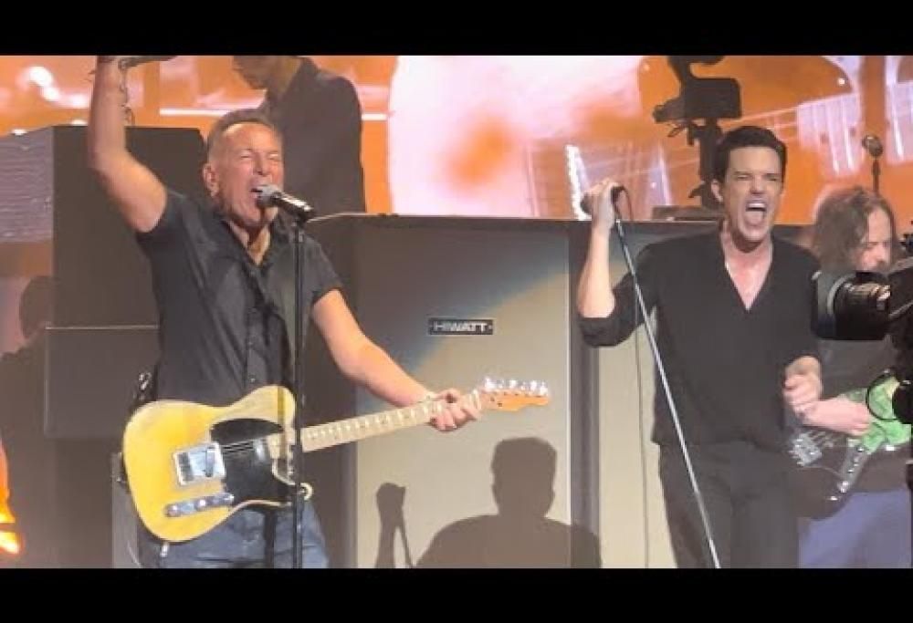 Bruce Springsteen sale sul palco a sorpresa con i The Killers durante il concerto a New York. Guarda i video