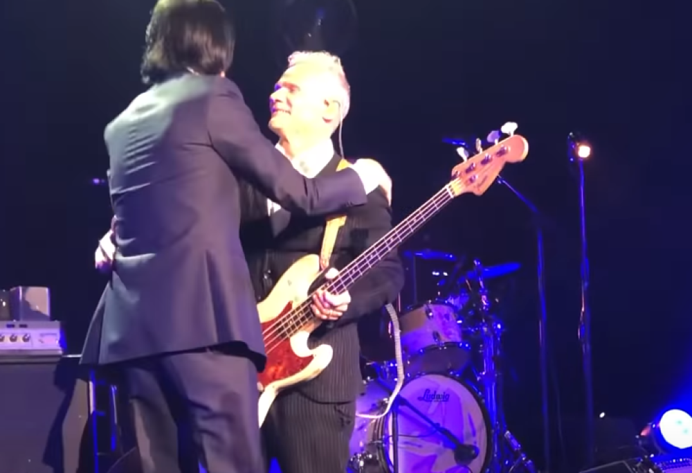 Flea a sorpresa sul palco con Nick Cave e Warren Ellis durante un concerto a Los Angeles. Guarda il video