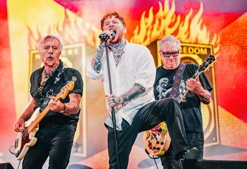Frank Carter and Paul Cook, Steve Jones, Glen Matlock of the Sex Pistols: guarda le foto del concerto all’Ama Music Festival