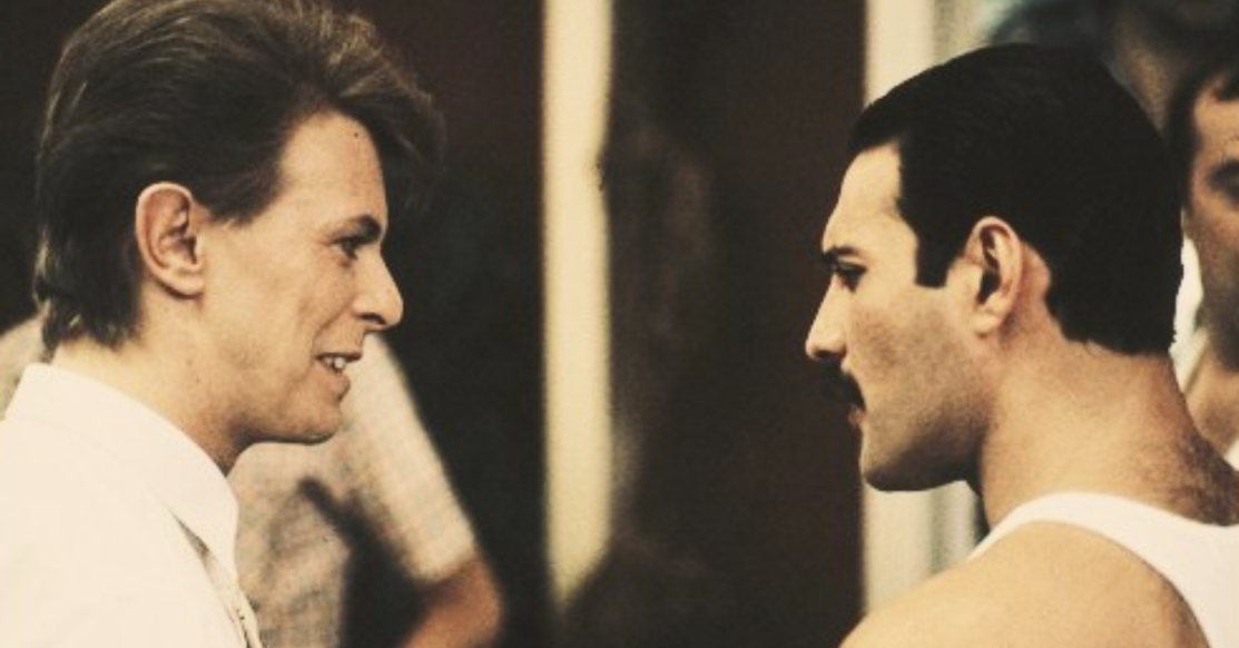 Under Pressure: la storia della leggendaria collaborazione tra i Queen e David Bowie (tra scintille in studio e calici di troppo)