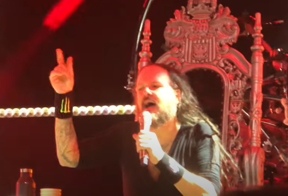 Korn, Jonathan Davis costretto a cantare parte del concerto da seduto a causa dei postumi del Covid. Guarda il video