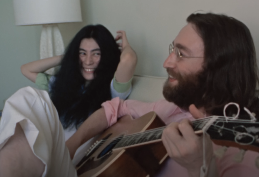 John Lennon e Yoko Ono, pubblicato un video inedito in altissima definizione mentre provano "Give Peace a Chance". Guardalo qui