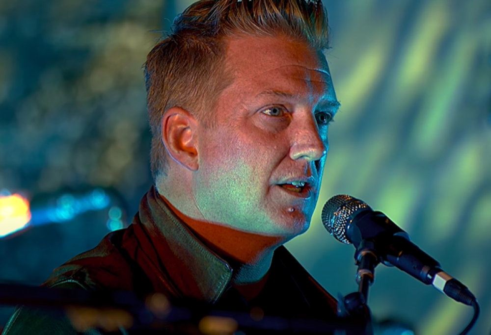 Queens Of The Stone Age, il concerto acustico trasmesso in beneficenza per le vittime del Bataclan. Guardalo qui