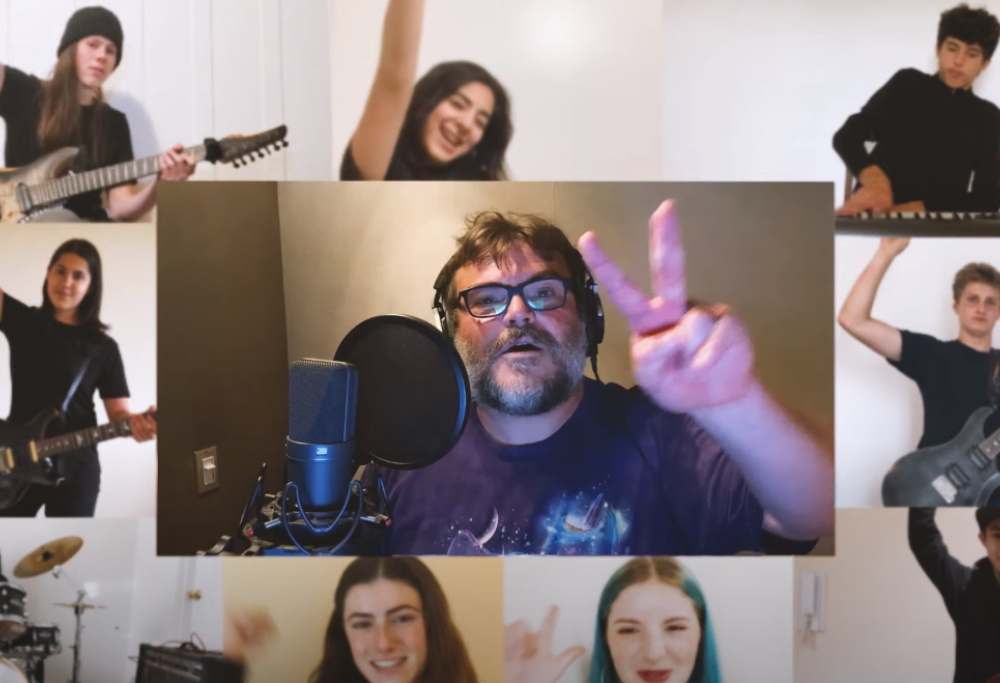 Jack Black reinterpreta David Bowie con degli studenti per festeggiare i 50 anni della "vera School Of Rock". Guarda il video