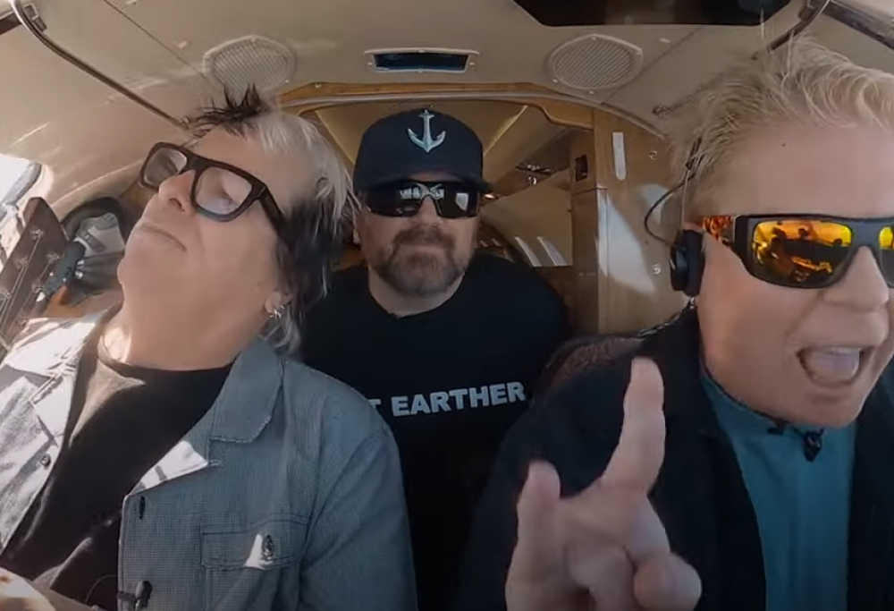 Gli Offspring lanciano la nuova serie in streaming "Cockpit Karaoke" (registrata in alta quota)! Guarda il video