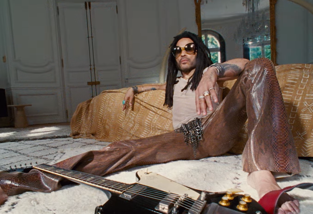 Lenny Kravitz, annunciato il nuovo album Blue Electric Light: il primo singolo è TK421. Ascoltalo qui e GUARDA il video